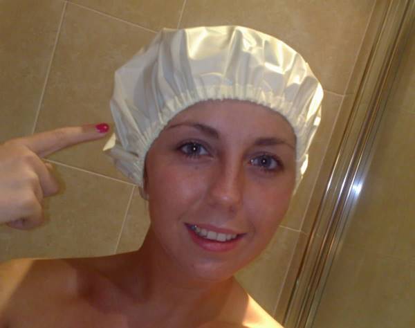 Foto de mujer con gorro de baño en la cabeza