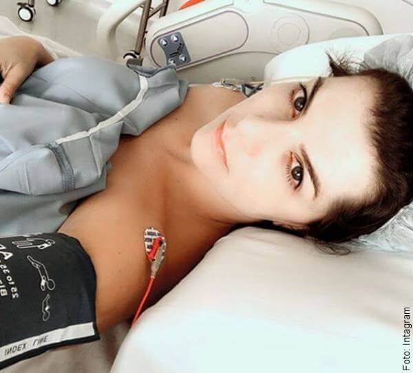 Foto de Carolina Cruz en la cama de un hospital