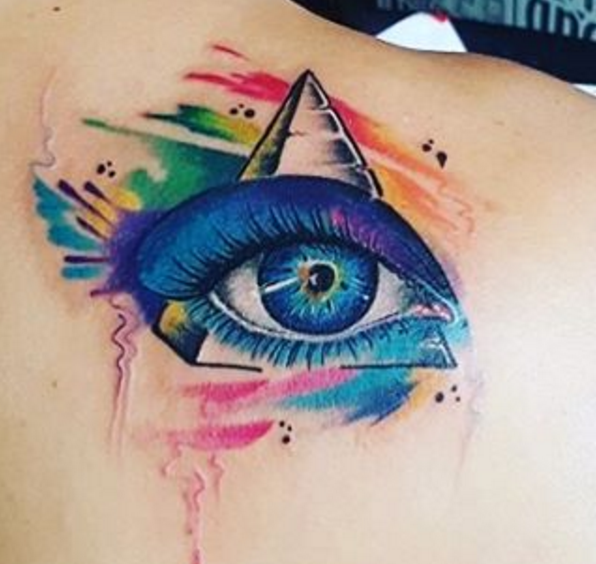 Tatuaje de Marbelle en la espalda en forma de ojo