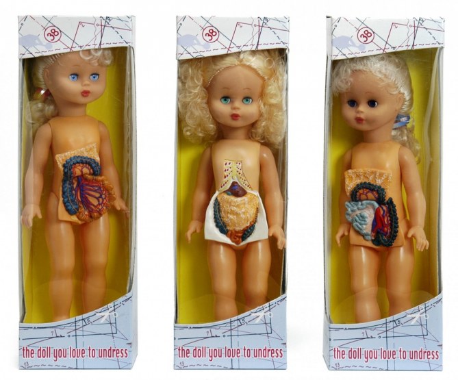 Foto de tres muñecas con los intestinos expuestos