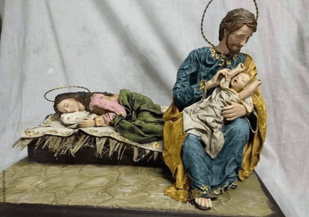 Pesebre obsequiado al Papa, en el que aparece Maria durmiendo mientras José cuida a Jesús