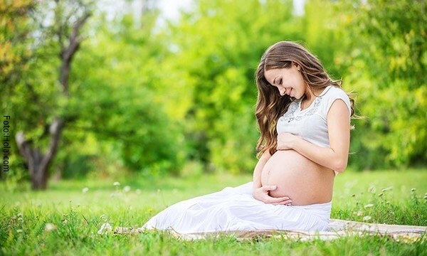 Mujer en embarazo en el campo
