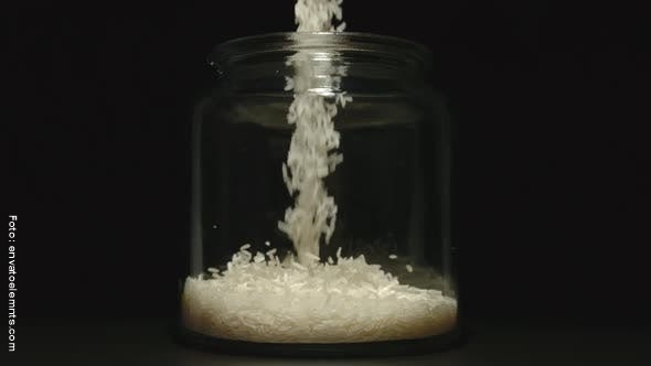 arroz vertido en un frasco de vidrio