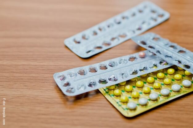 Pastillas anticonceptivas en la mesa