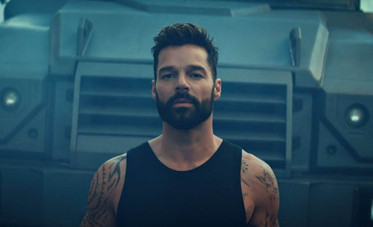 Ricky Martin presenta Tiburones, una canción de amor y paz