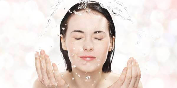 Foto de una chica lavándose el rostro