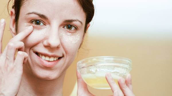 Foto de una chica aplicándose la mascarilla de huevo y limón