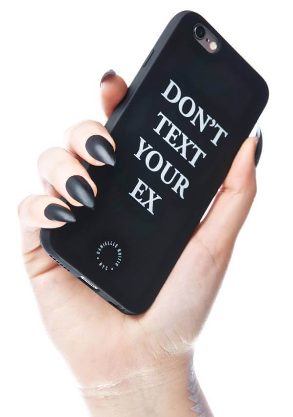 Foto de un teléfono en la mano de una mujer con mensaje sobre el ex
