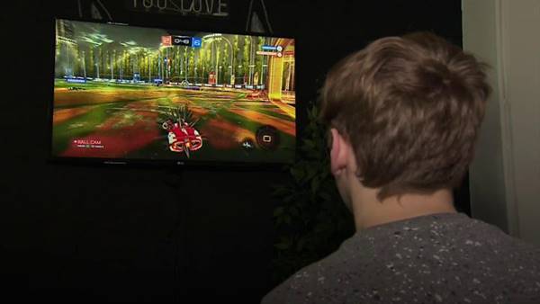 Foto de un chico jugando un juego en línea