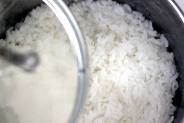 Foto de una olla de arroz medio tapada