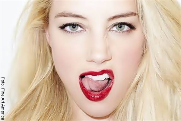 Foto de una chica sensual con la lengua en sus dientes