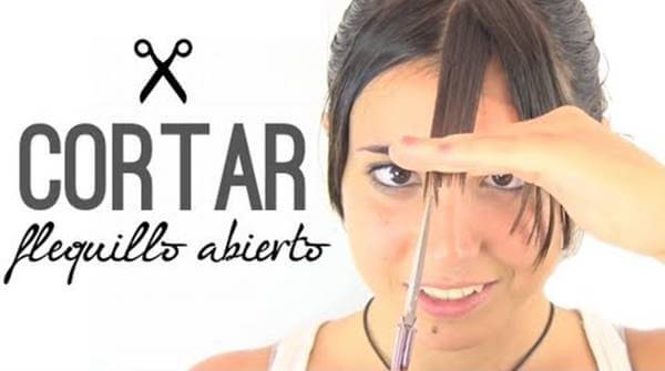 Foto de una chica cortándose el cabello ella misma