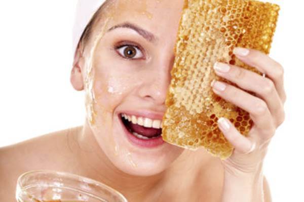 Foto de una chica con miel en el rostro - Cómo cuidar el cabello y la cara