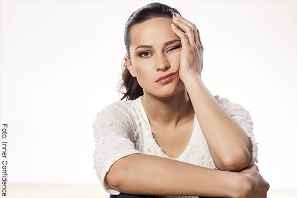 Foto de mujer aburrida que se pregunta cómo saber si solo quiere acostarse contigo