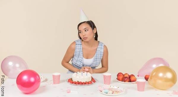 Foto de mujer celebrando su cumpleaños sola en ¿cómo saber si solo quiere acostarse contigo?