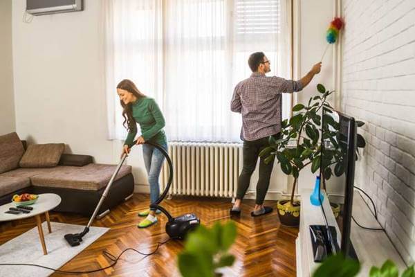 Foto de pareja limpiando la casa