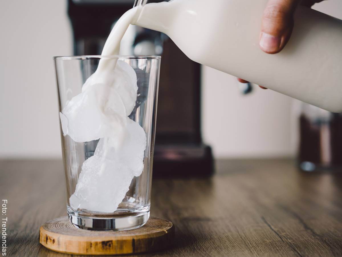 Foto de un vaso con hielo y leche