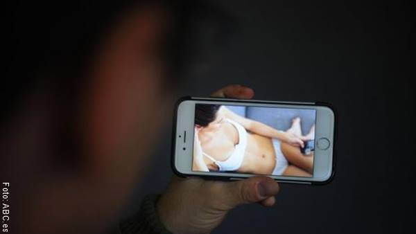 Foto de un celular en cuya pantalla aparece una mujer en ropa interior para ilustrar las frases atrevidas para WhatsApp