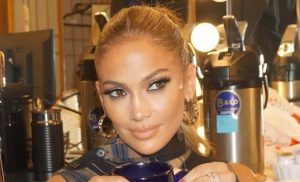 Jennifer Lopez es demandada por foto de ella misma