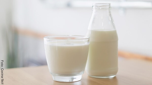 Foto de un vaso y un frasco de vidirio con leche