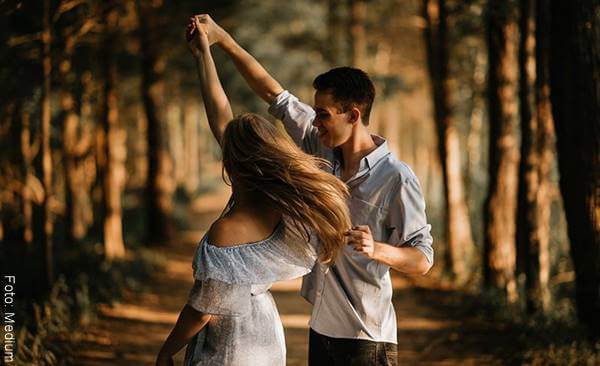 Foto de una pareja bailando en el bosque