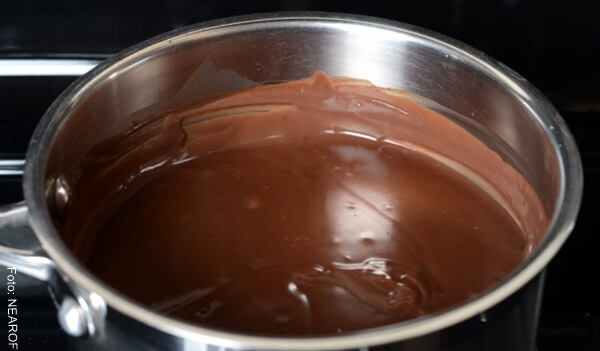 Foto de pudín de chocolate hirviendo en olla metálica