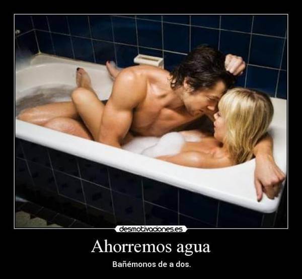 Meme de pareja bañándose con el lema "ahorremos agua"