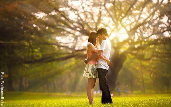 Una pareja besándose en un parque