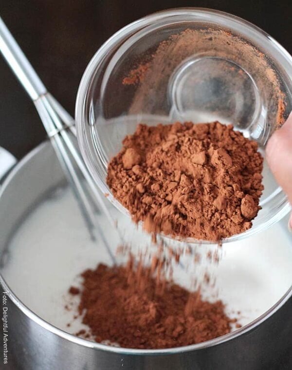 Foto de cacao en polvo en una olla con leche