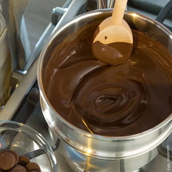 Foto de chocolate fundido en una olla metálica
