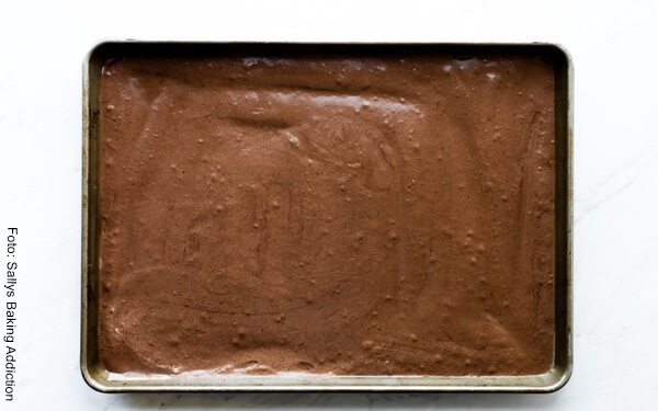 Foto de chocolate fundido en una refractaria metálica