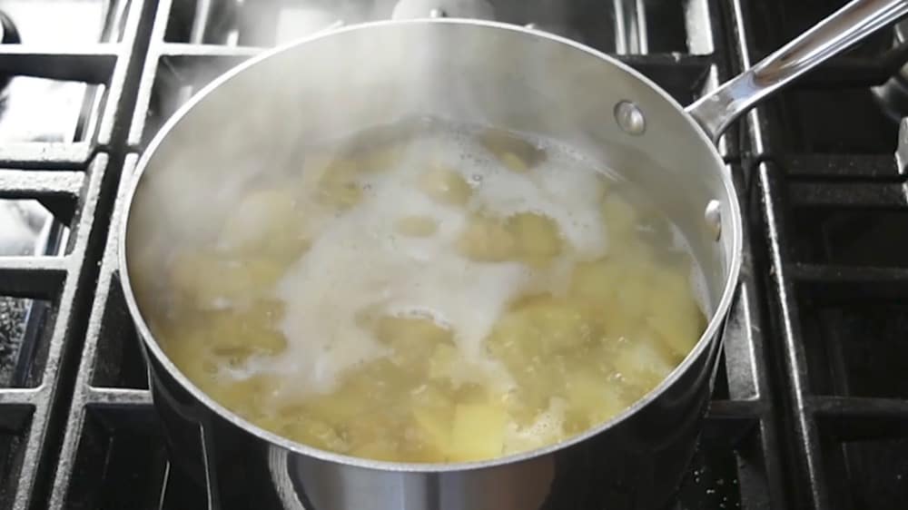 Foto de algunas papas hirviendo en agua, para hacer un delicioso puré de papa