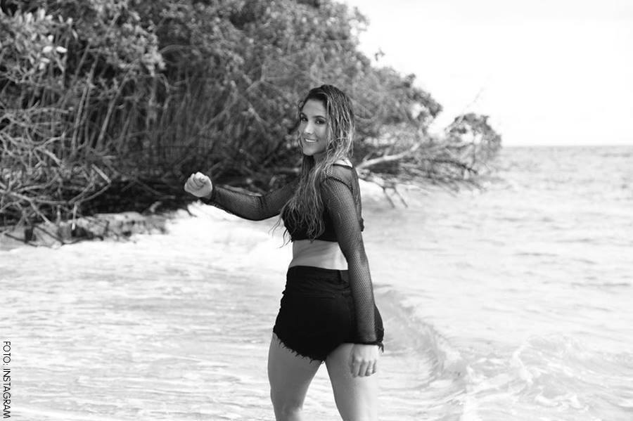 Daniela Ospina disfrutando de la playa