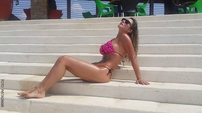Luly Bossa luciendo un bikini rosado en una escalera