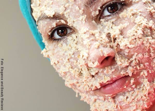 Foto de una mujer con mascarilla de arroz para la cara