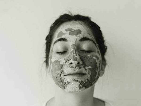 Foto de una mujer dormida con aloe vera en el rostro