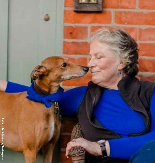 Pam Ferris a los 72 años durante una sesión de fotos con sus perros.