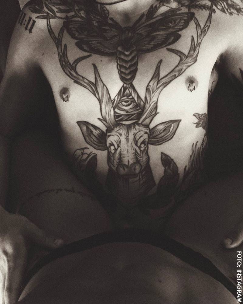 Pareja de Martina La Peligrosa mostrando su pecho tatuado