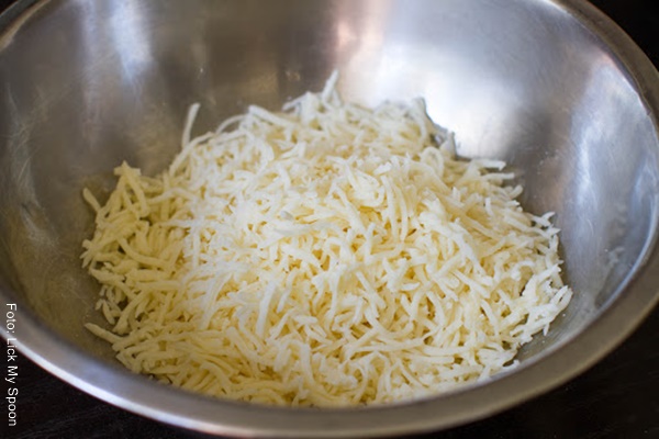 Foto de queso Mozzarella dentro de un recipiente metálico