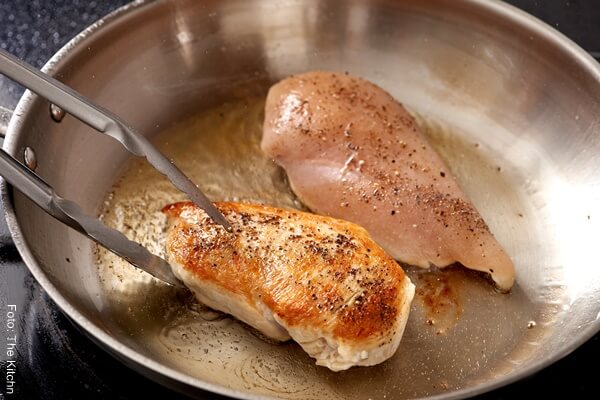 Foto de churrasco de pollo en un sartén con aceite