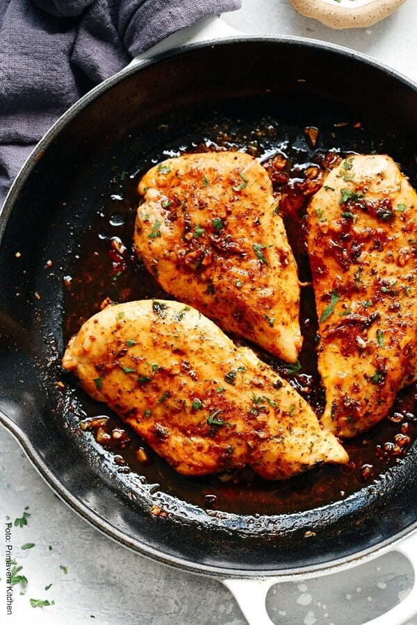 Foto de churrasco de pollo sofreído en un sartén con sal y pimienta