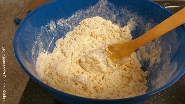 Foto de la mezcla de harina con huevo para receta de tartaleta de frutas, dulce y nutritiva