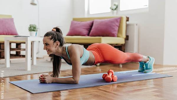 Foto de una mujer haciendo ejercicio en casa