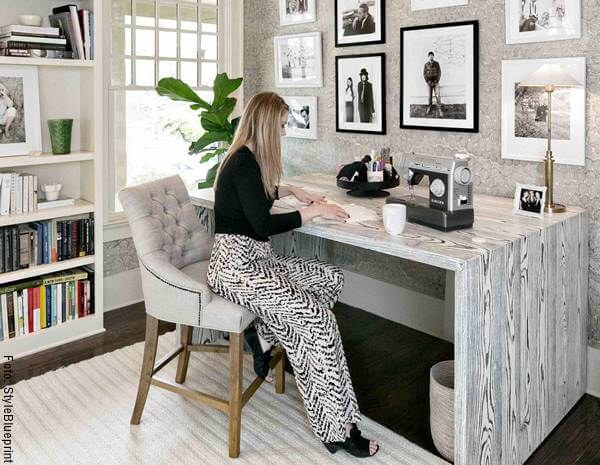 Foto de una mujer sentada en un escritorio en su casa