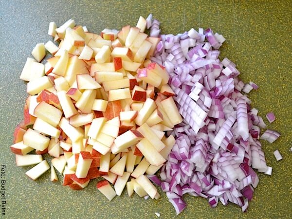 Foto de cebolla y manzana cortadas en cuadritos