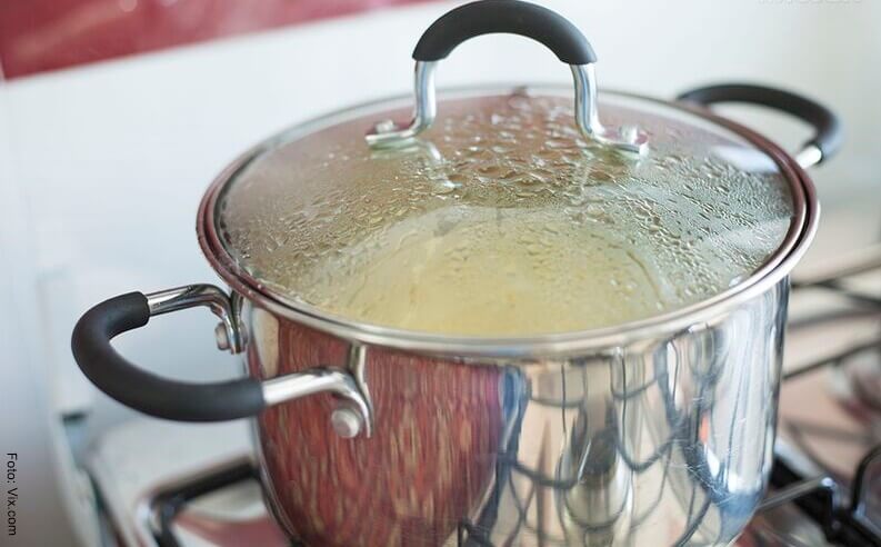 Foto de una olla con los ingredientes para preparar crema de repollo con manzana y cebolla pochada