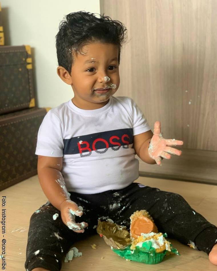 Foto de Jacobo Guarín Uribe comiendo pastel de cumpleaños