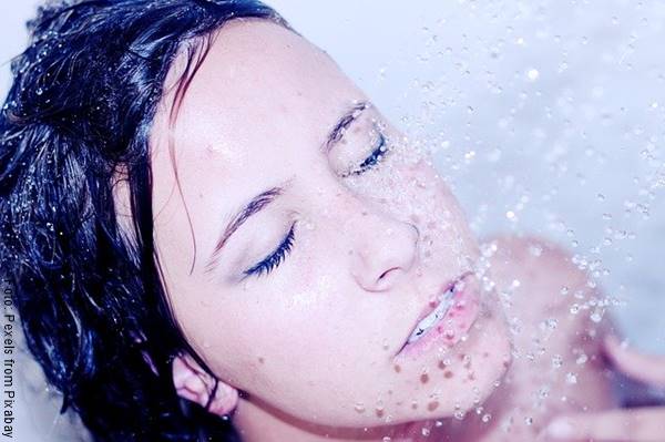Foto de mujer tomando una ducha