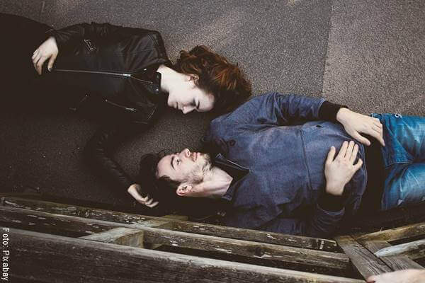 Foto de una pareja mirándose a los ojos en ¿cómo saber si está enamorado de mí?