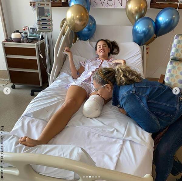 Foto de Daniella Álvarez y su familia en el hospital tras su amputación de pierna